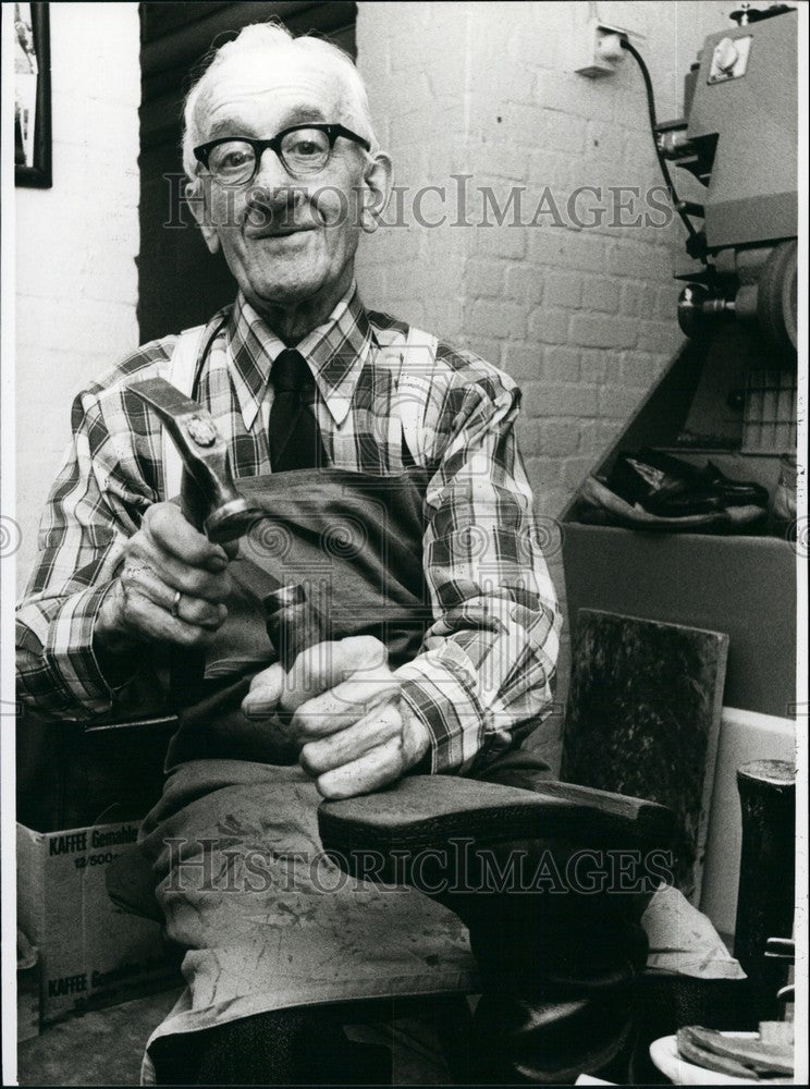 Press Photo Julius Nokulak, Hamburg Shoemaker - Historic Images