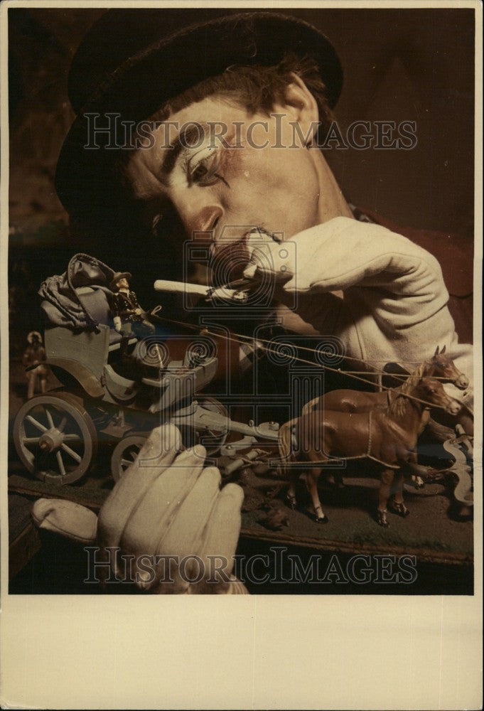 Press Photo Carlo Sarini Amateur Instructor Clown Working On Model West Coach - Historic Images