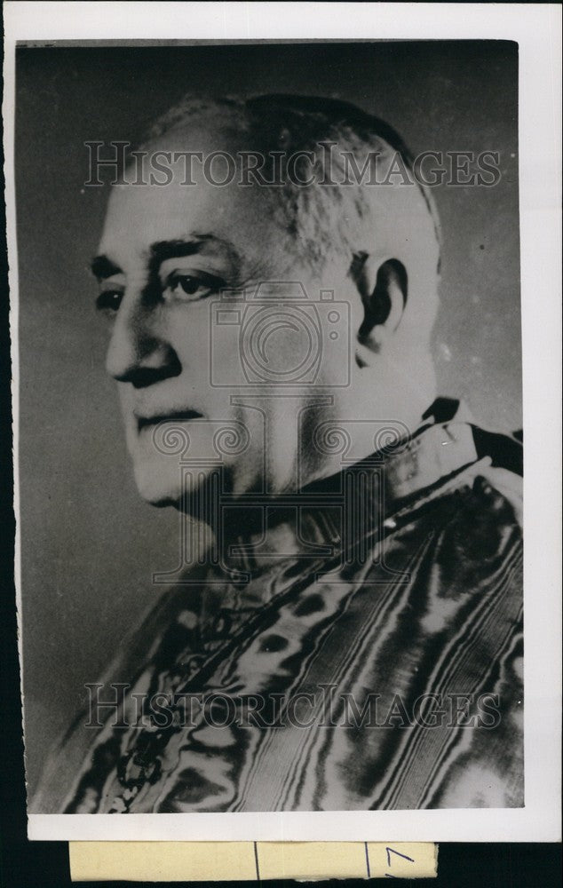 Press Photo Man Staring Ahead Posing For Camera - KSB72169-Historic Images