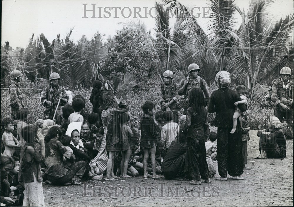 Press Photo Civilian Women, Children, River Banks, Caman Peninsula - KSB72197-Historic Images