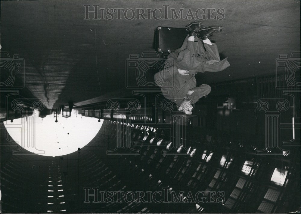 1953 Press Photo Railway Workers Strike IN Milan-Lone Soldier In Station - Historic Images