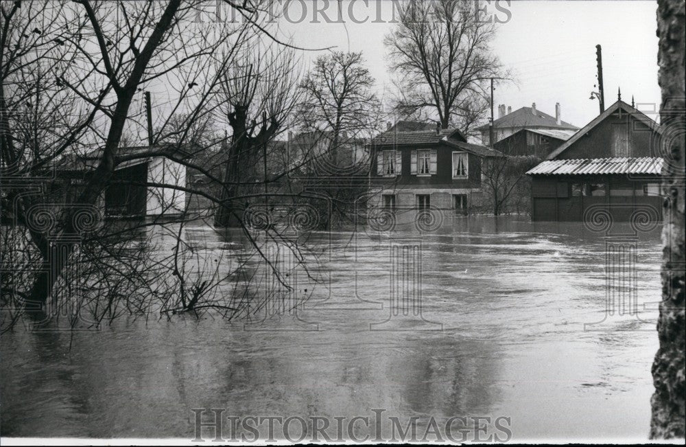 1958 Press Photo Flood in France At Villeneuva-Saint Georges, Near Paris-Historic Images