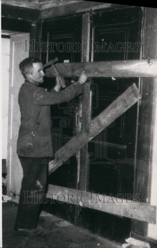 Press Photo Man hammering board up - KSB72381-Historic Images