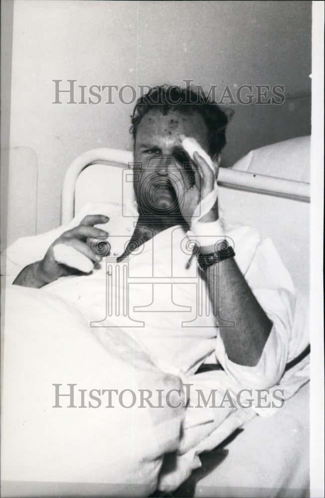 1956 Hungarian Aeroplane Security Man Ilek Doctor In Hospital - Historic Images