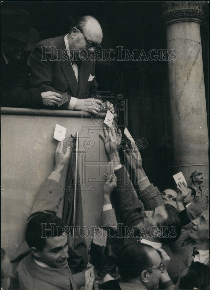 1952 Press Photo Spaak giving autographs - Historic Images