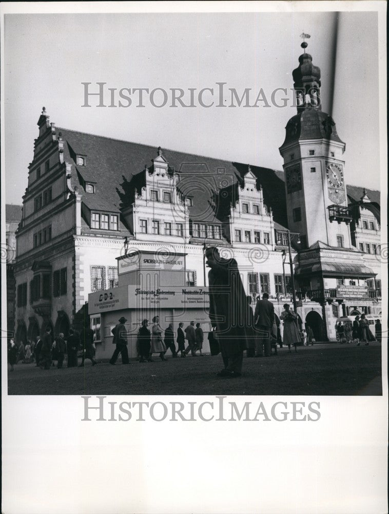 Press Photo Leipzig Autumn Fair Town Hall Exterior Crowds Entering - KSB72955-Historic Images