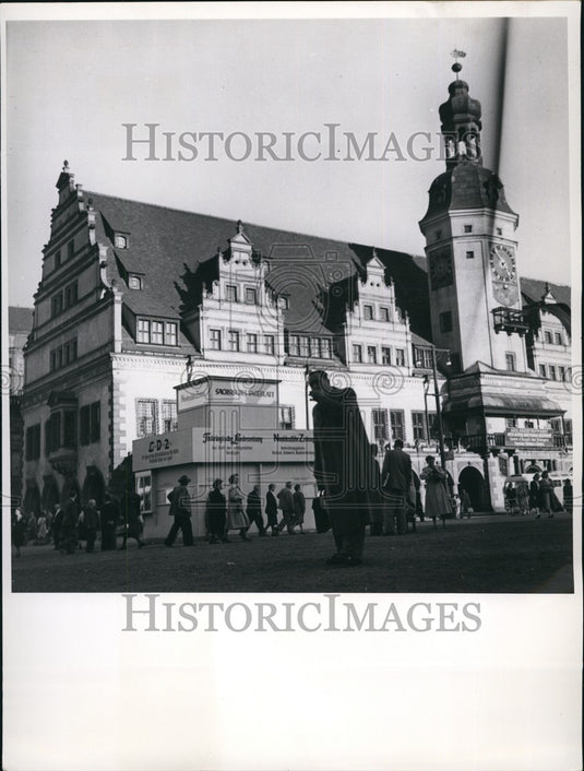Press Photo Leipzig Autumn Fair Town Hall Exterior Crowds Entering - KSB72955-Historic Images