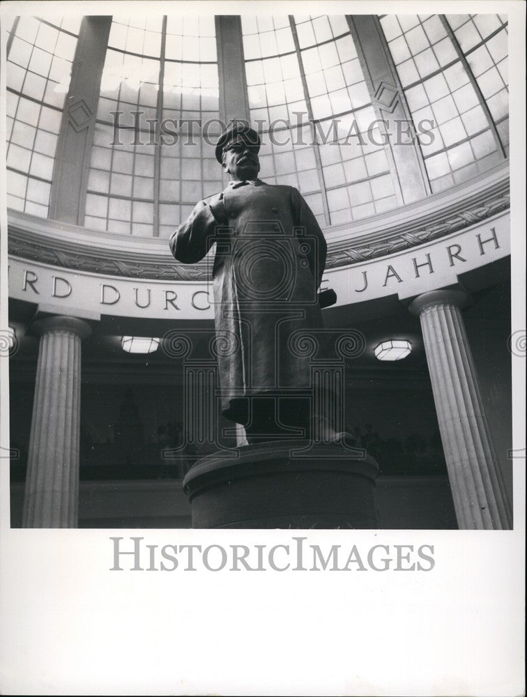 Press Photo Leipzig Autumn Fair Soviet Exhibition Hall Stalin Monument-Historic Images