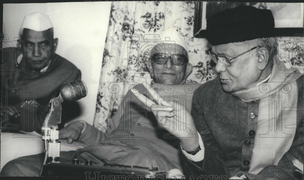 1977 Sarvodaya leader Sri Prakash Narayan and Moraji Desai - Historic Images