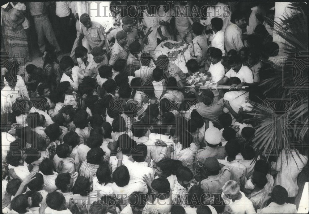 1979, Crowd at residence of India's Shri Jayaprakash Narayan - Historic Images
