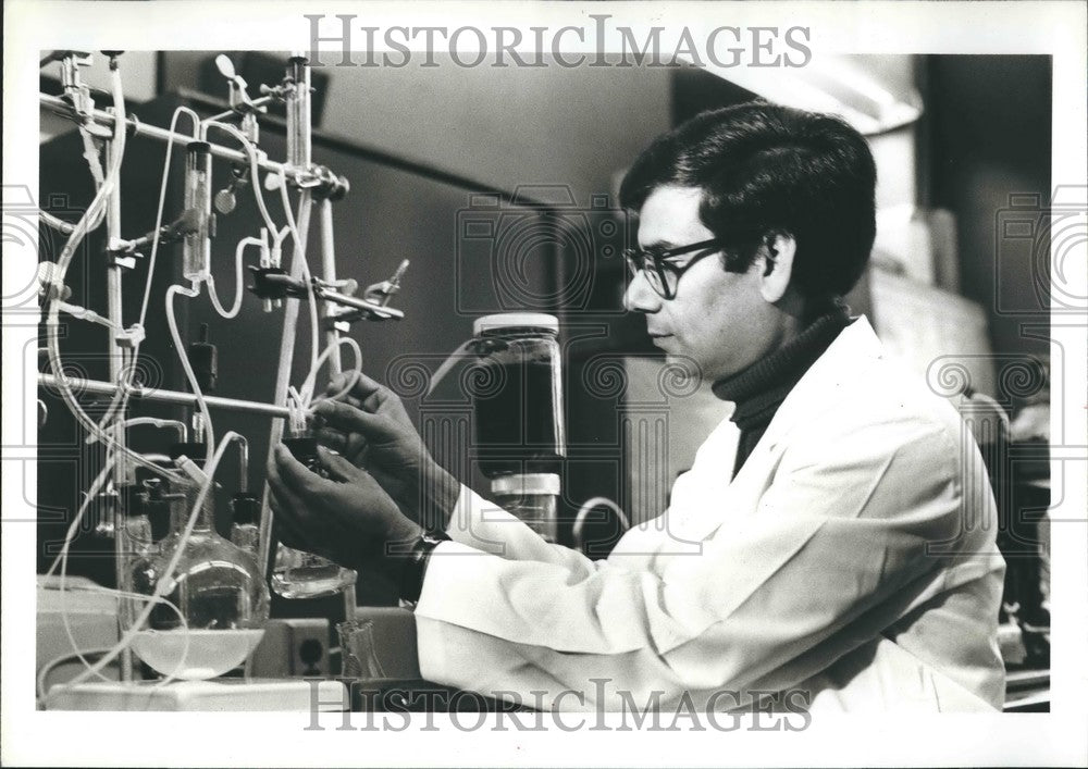 Press Photo AM Chakrabarty, University of Illinois, Microbiology Professor - Historic Images