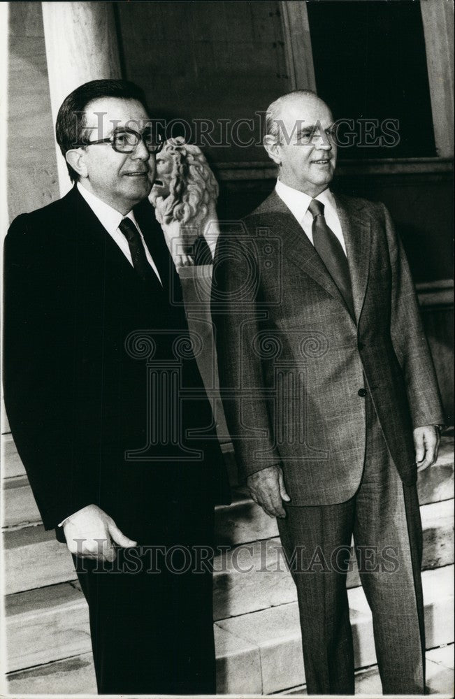 1977 Press Photo Guilio Andreotti Constantine Caramanlis Athens Greece-Historic Images