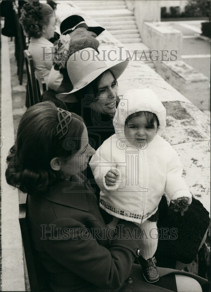 1974 Press Photo Despina Popodopoulos Maid Daughter Baby Greece Greek-Historic Images