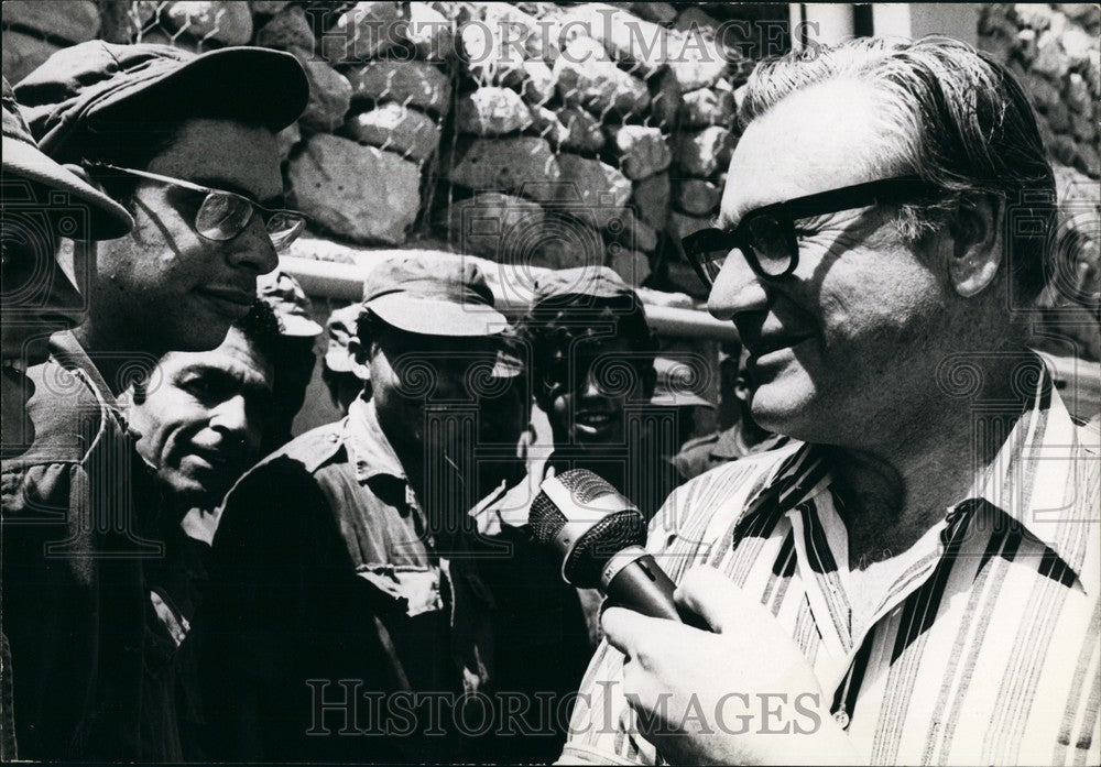 Press Photo Nelson Rockefeller at Sinai talking to soldiers at their possitions-Historic Images