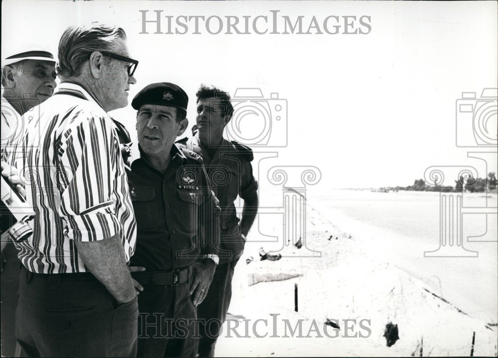 1972 Press Photo Nelson Rockefeller at the Suez Canal next to him General I. Fal - Historic Images