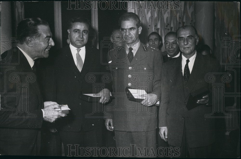 1957 Press Photo Dignitaries Receive Medals from Italian President - Historic Images