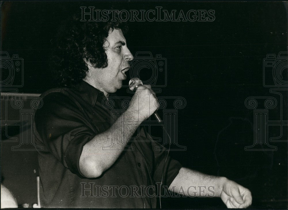 1974 Press Photo Mikis Theodorakis rehearsing at a club in Plaka - KSB74209-Historic Images