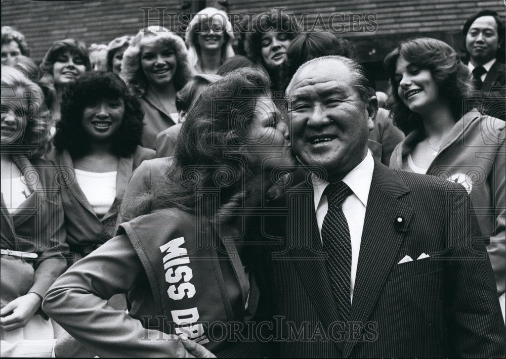 Press Photo Prime Minister Suzuki Japan American Cheerleader - KSB74255-Historic Images