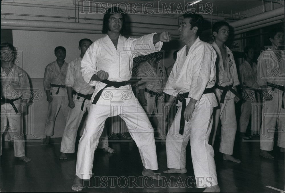 Press Photo Engelbert Humperdinck learns karate in Tokyo - Historic Images