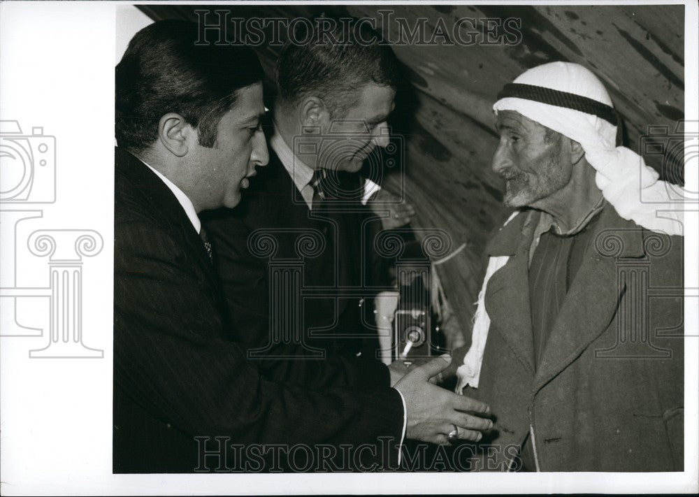 1970 US Senator Hatfield and a refugee - Historic Images