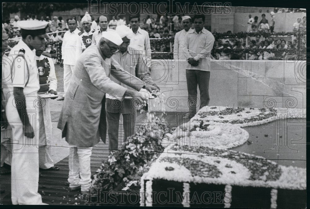 1977, Indian President Neelam Sanjiva Reddy At Gandhi Shrine - Historic Images