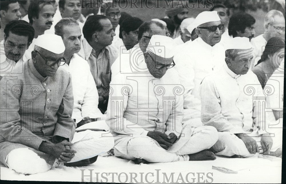 1977 Press Photo Indian President Reddy Praying At Raj Ghat Gandhi Anniversary - Historic Images