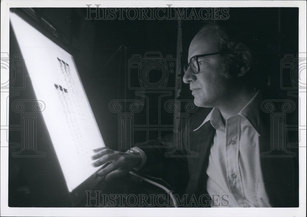 1978 Press Photo Walter Gilbert Looking At Screen - KSB74587-Historic Images