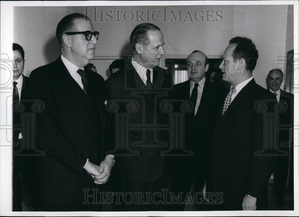 1972 Press Photo A Evan Dr Yarring Tekoa Alon Tervsal Meeting - Historic Images