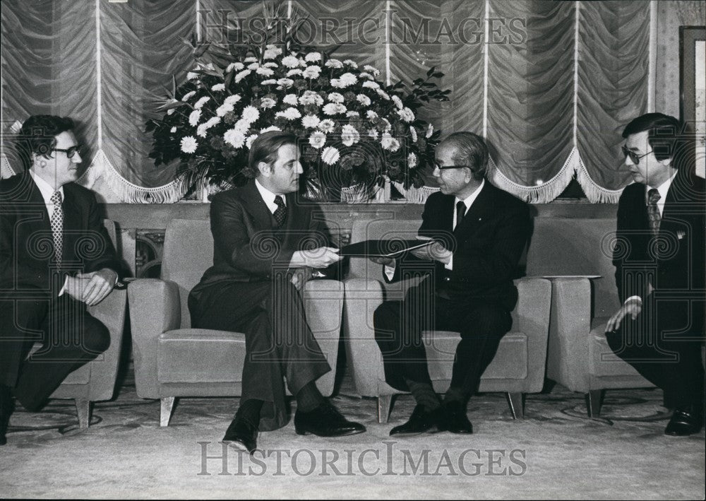 1977 Press Photo Vice President Walter Mondale Tokyo Prime Minister Fukuda - Historic Images