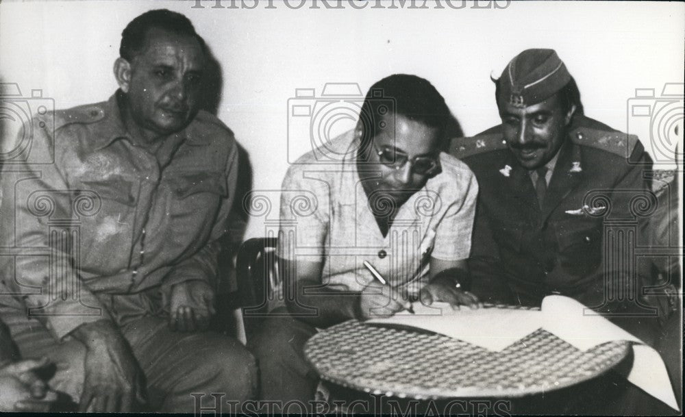 1972 Press Photo Yemen President Salem Rabei Ali Signing Withdrawal Order - Historic Images