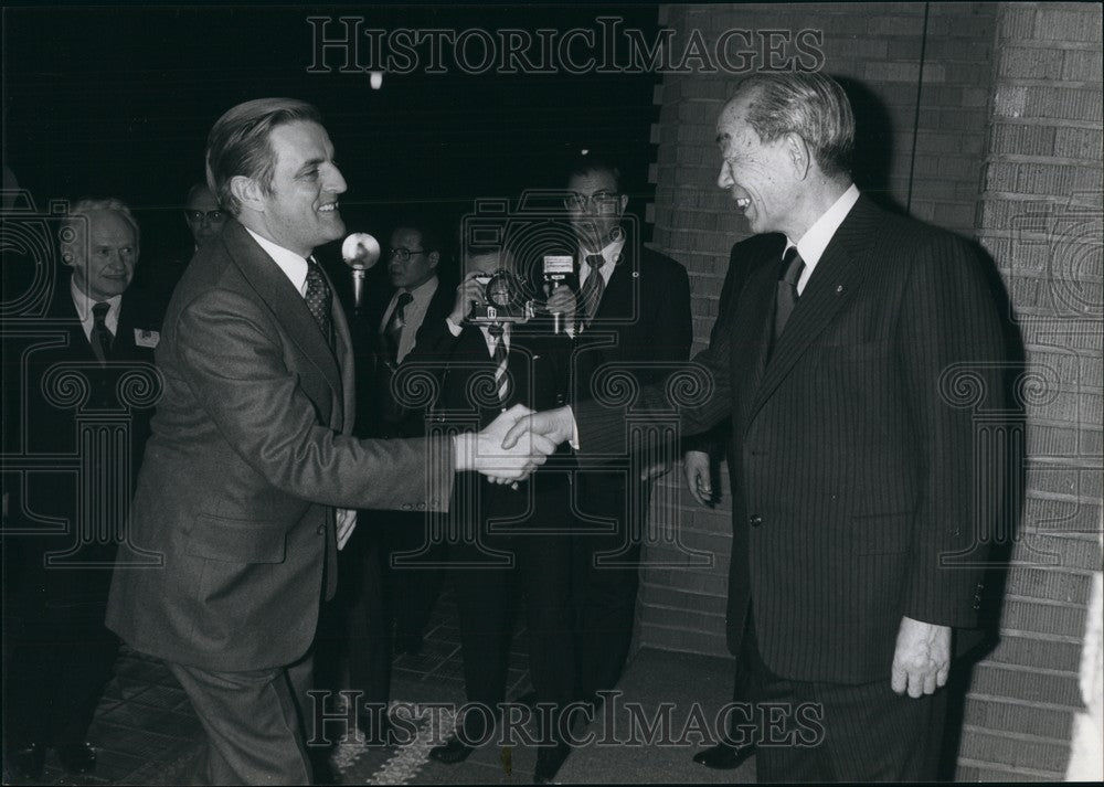 1977 Vice President Walter Mondale Arriving In Tkoyo Prime Minister - Historic Images