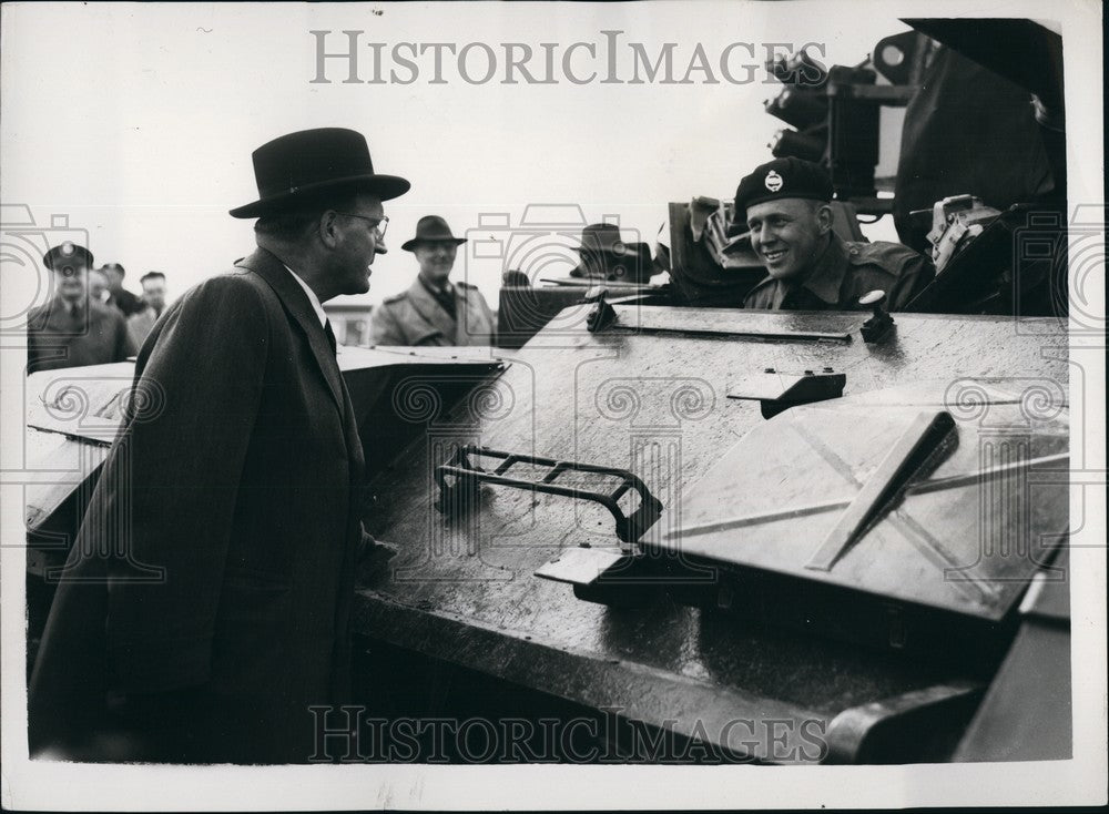 1953 Press Photo Dr. Speidel Germany Cpl. Alan Weller Demonstration Lulworth-Historic Images