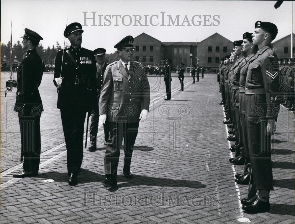 1957 Press Photo General Speidel Visits Northern Army Group - Historic Images