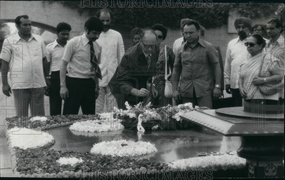 1979 Press Photo Strautmania laying wreath on Gandhi's shrine in Delhi-Historic Images