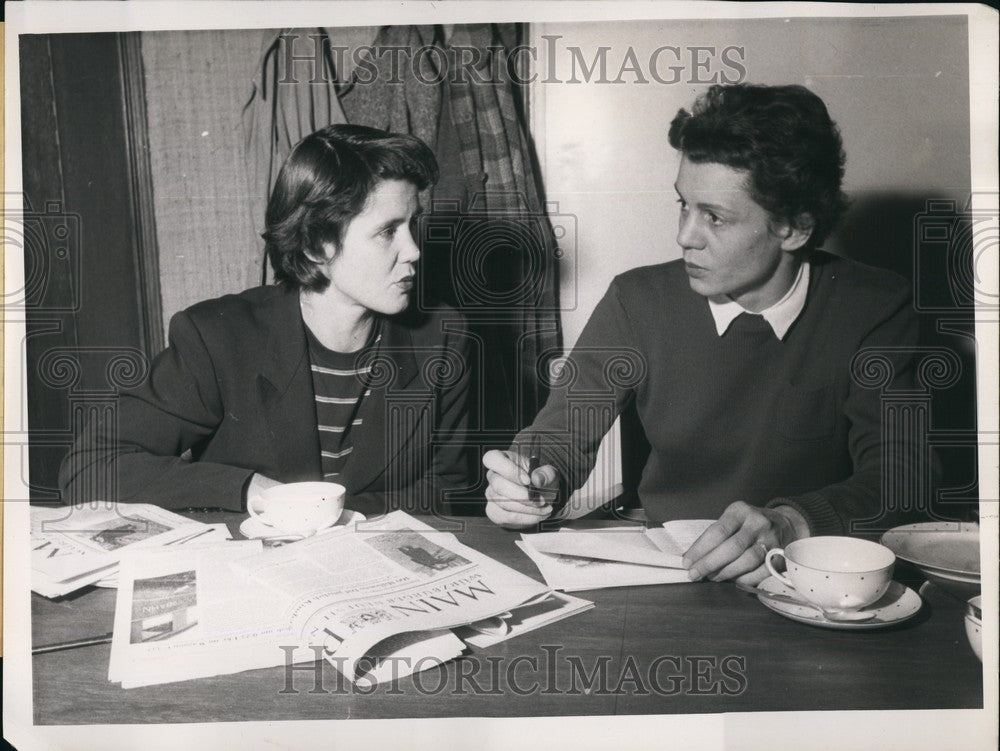 Press Photo Daughters Of Simone De Ridder Traveling To Visit Mother - KSB74861 - Historic Images