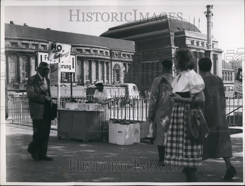 Press Photo Street Scene Liepzig Germany Autumn Fair - KSB74915-Historic Images