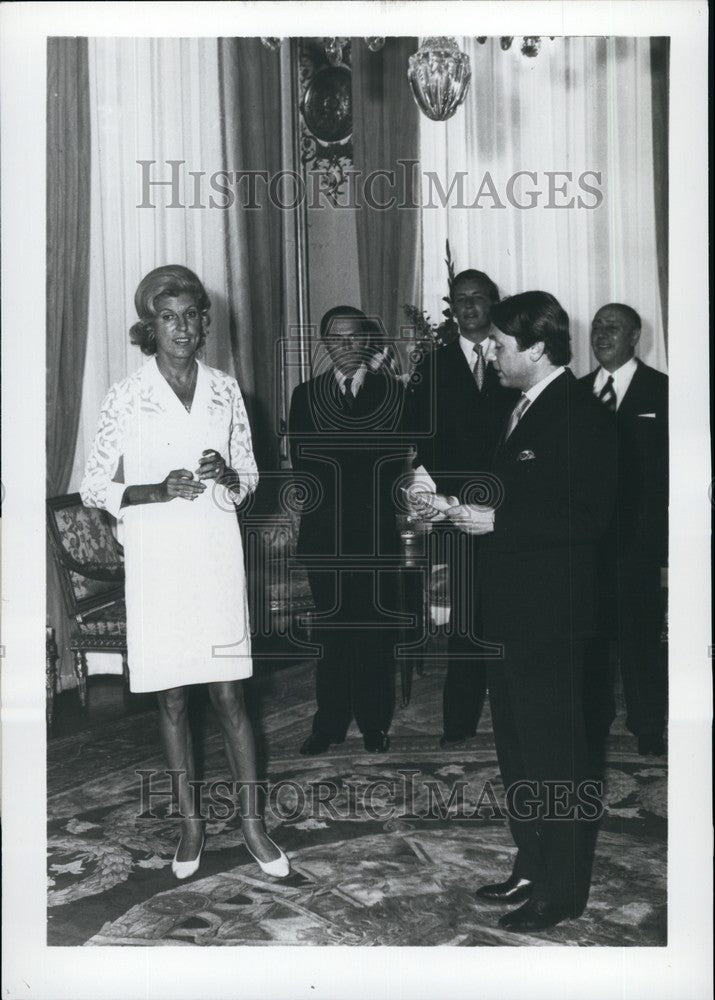 Press Photo Mrs Pompidou Receiving Symbolic Golden Key To Faubourg St Honore-Historic Images