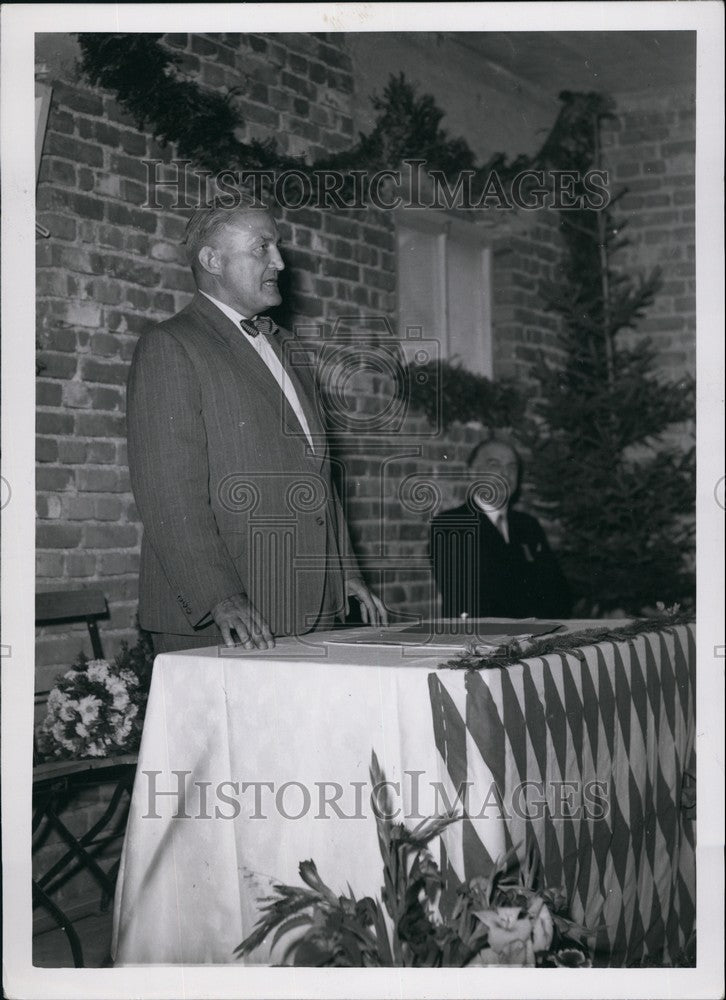 Press Photo Sir Plulf Standing at a Table - KSB75107 - Historic Images