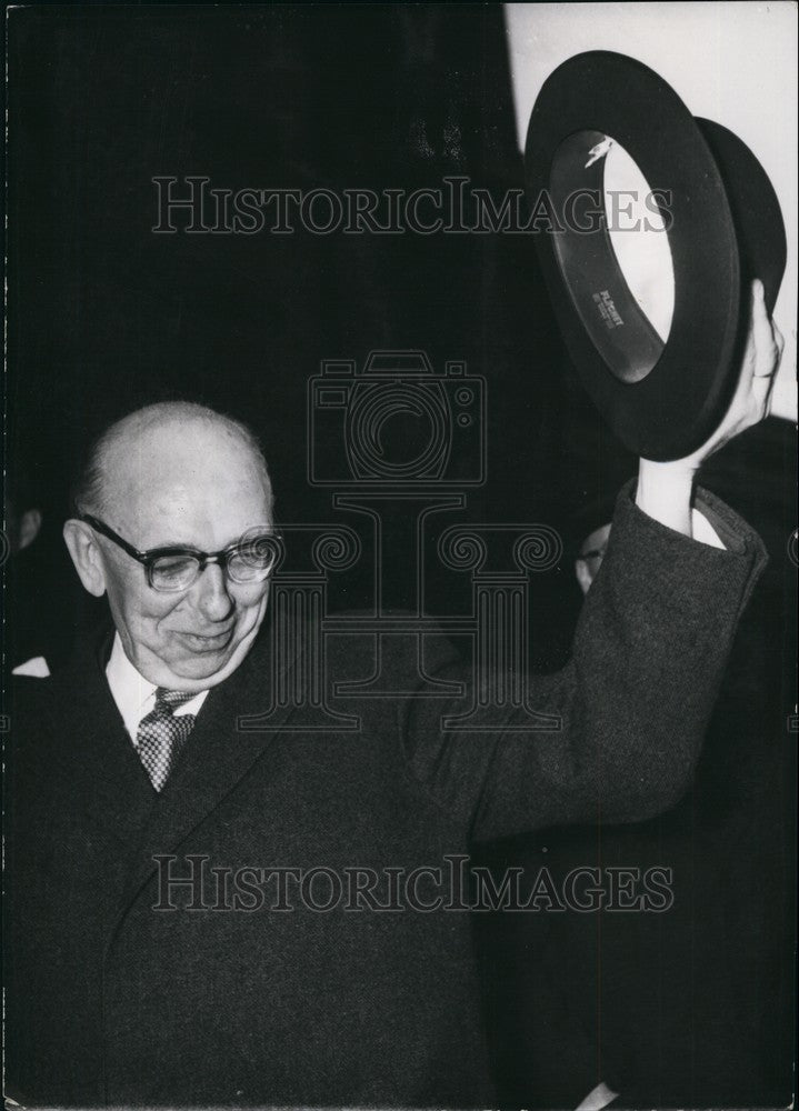 1956 SAAR Prime Minister Hubert Ney Arrival In Paris Waving Hat - Historic Images