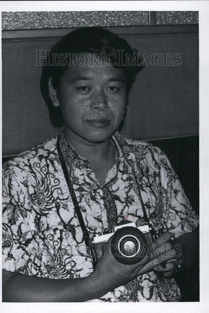 Press Photo Man Wearing Camera Around Neck - KSB75161 - Historic Images