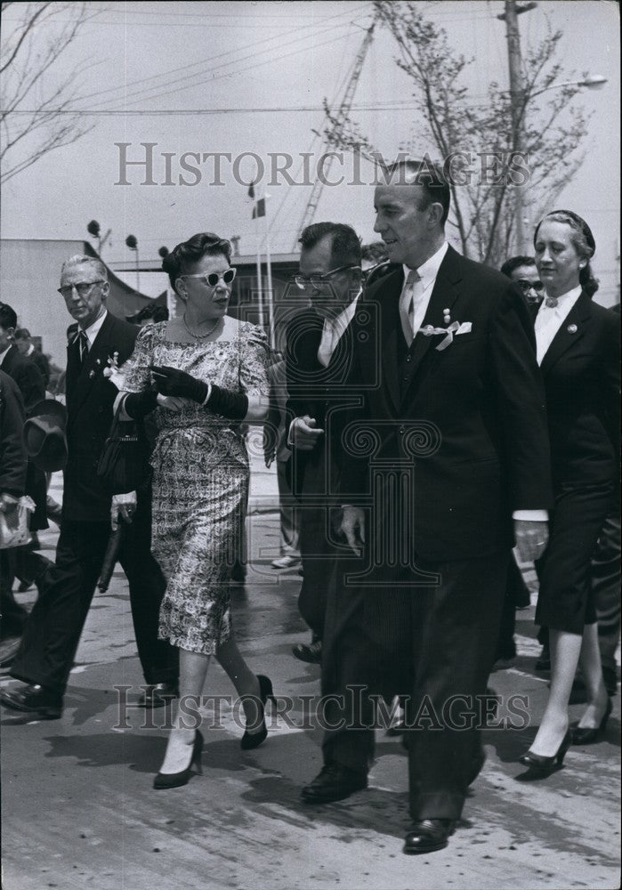 Press Photo Douglas/Mrs. MacArthur II/US Ambassador/Tokyo Governor Ryutaro Azuma - Historic Images