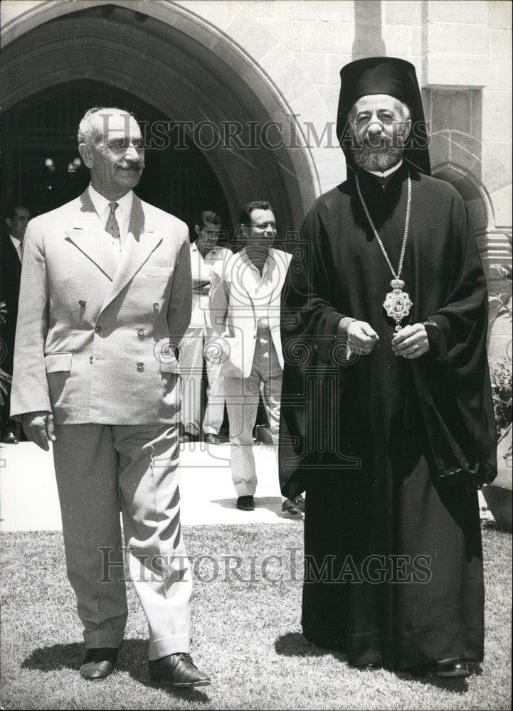 1940 Press Photo Greek Archbishop Makarios Walking With General Griuas-Historic Images