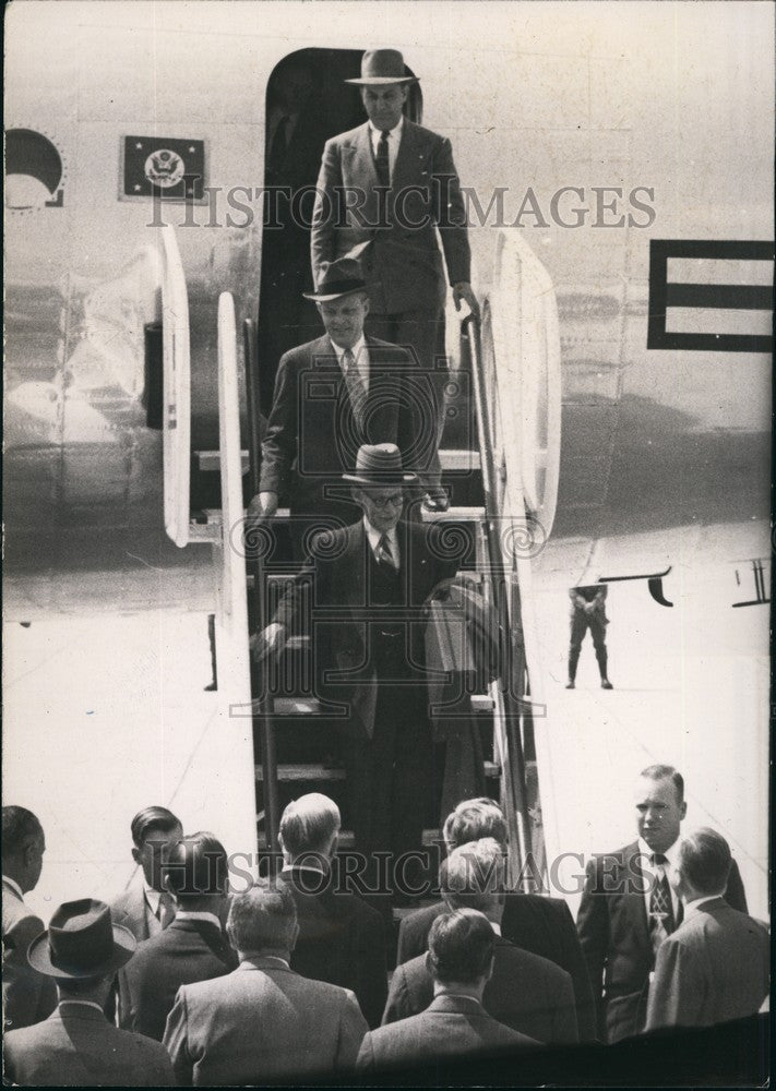 Press Photo Bedell Smith Arrives At Geneva Airport - KSB75397 - Historic Images