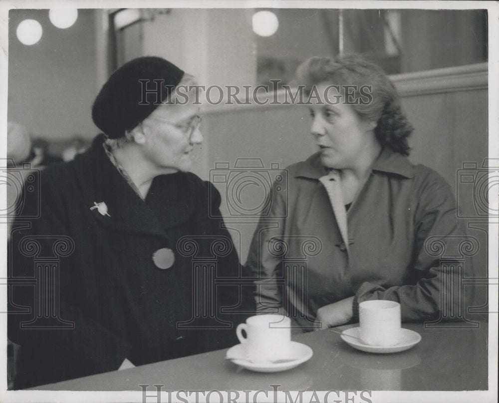 1959 Press Photo Mrs. Barber (left), and Mrs. Soan - Historic Images