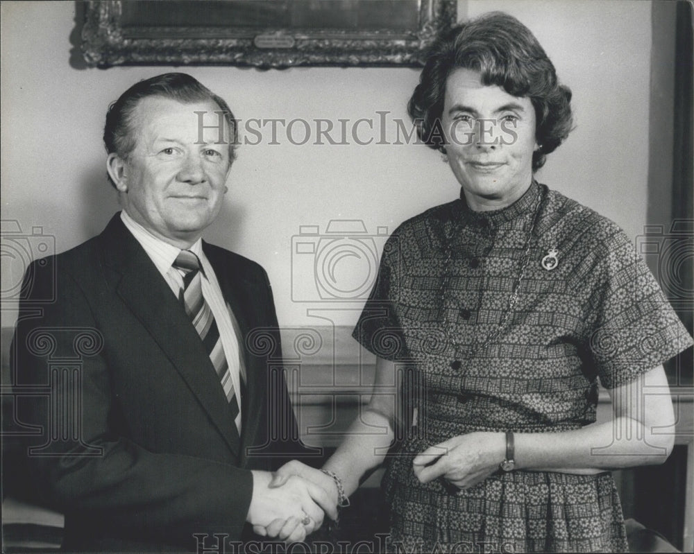 1980 Lady Mountbatten presents cheque on behalf of the NSPCC - Historic Images