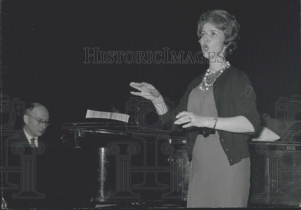 1960 Polish Soprano Bogna Sokorska Performing Recitals Paris - Historic Images