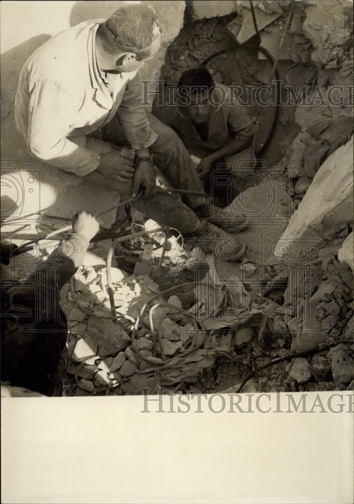 Press Photo Earthquake victim - Historic Images