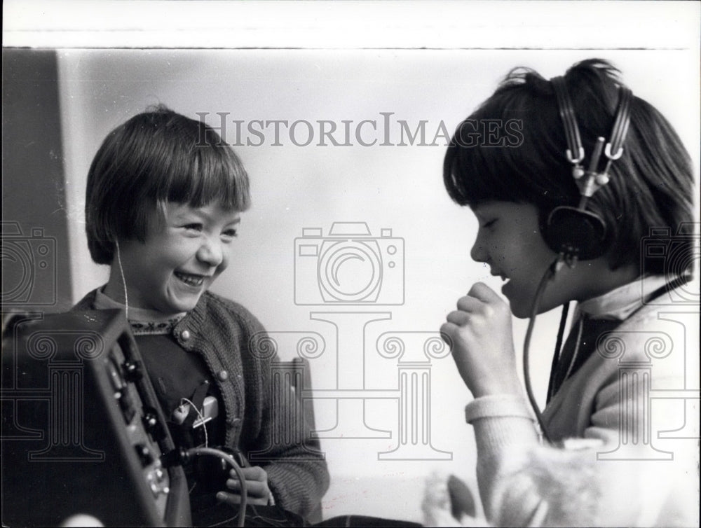 Press Photo Sharon Martin & Anita Taylor with headphones - Historic Images