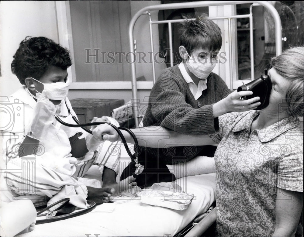 Press Photo Children Playing Doctor - Historic Images