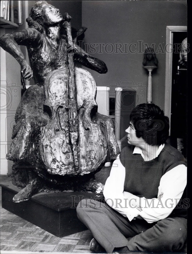 Press Photo Miss Henriquez admires a sculpture she completed - Historic Images